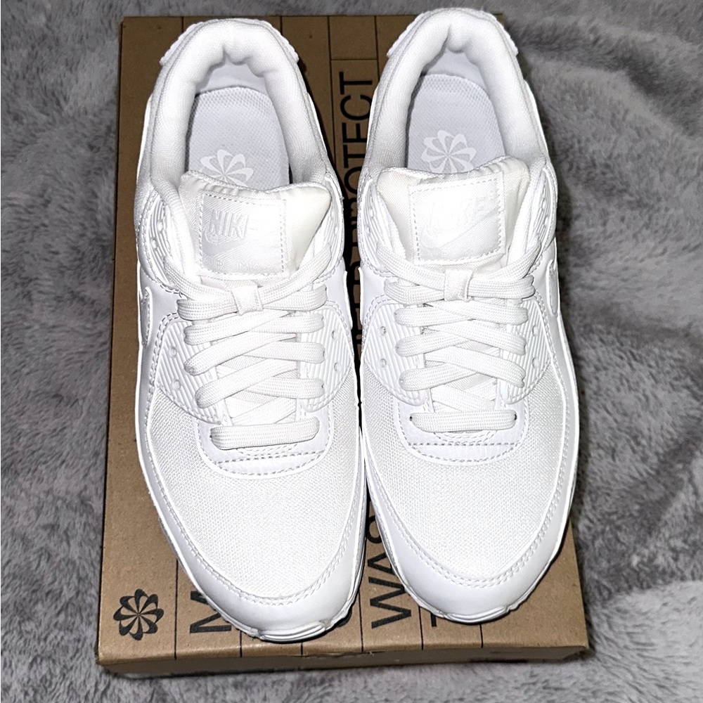 Women’s Nike Air Max 90 size 7 Brand New